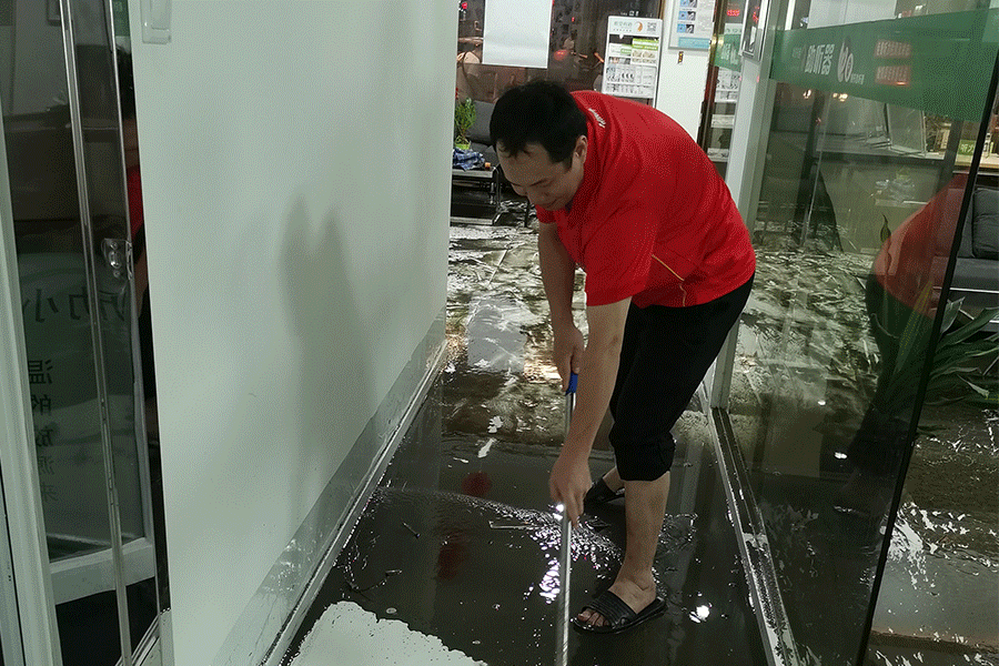 暴雨来袭,听觉有道验配师连夜抢救公司财产